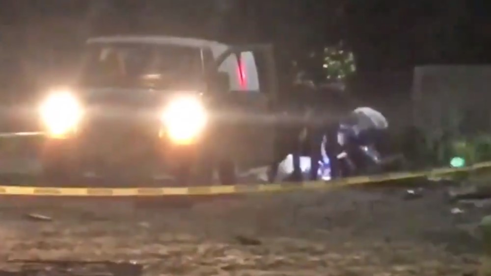 En menos de un día matan a 10 y secuestran a ocho en Jalisco - servicios-periciales-de-guadalajara-haciendo-el-levantamiento-de-un-cuerpo