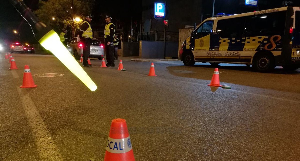 Detienen a mujer por dejar a sus hijos en un coche e irse a un bar