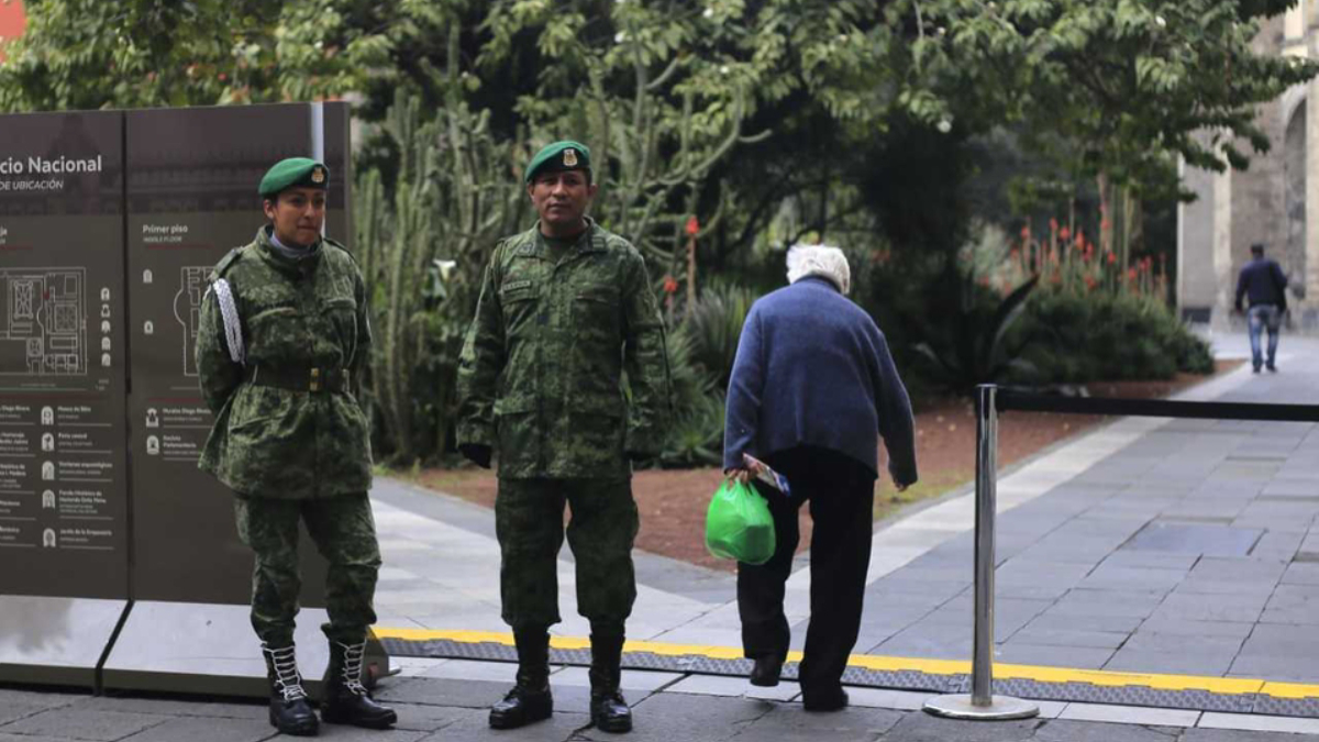 Soldados vigilan Palacio Nacional por infiltrados a conferencias de AMLO Soldados vigilan Palacio Nacional por infiltrados a conferencias de AMLO