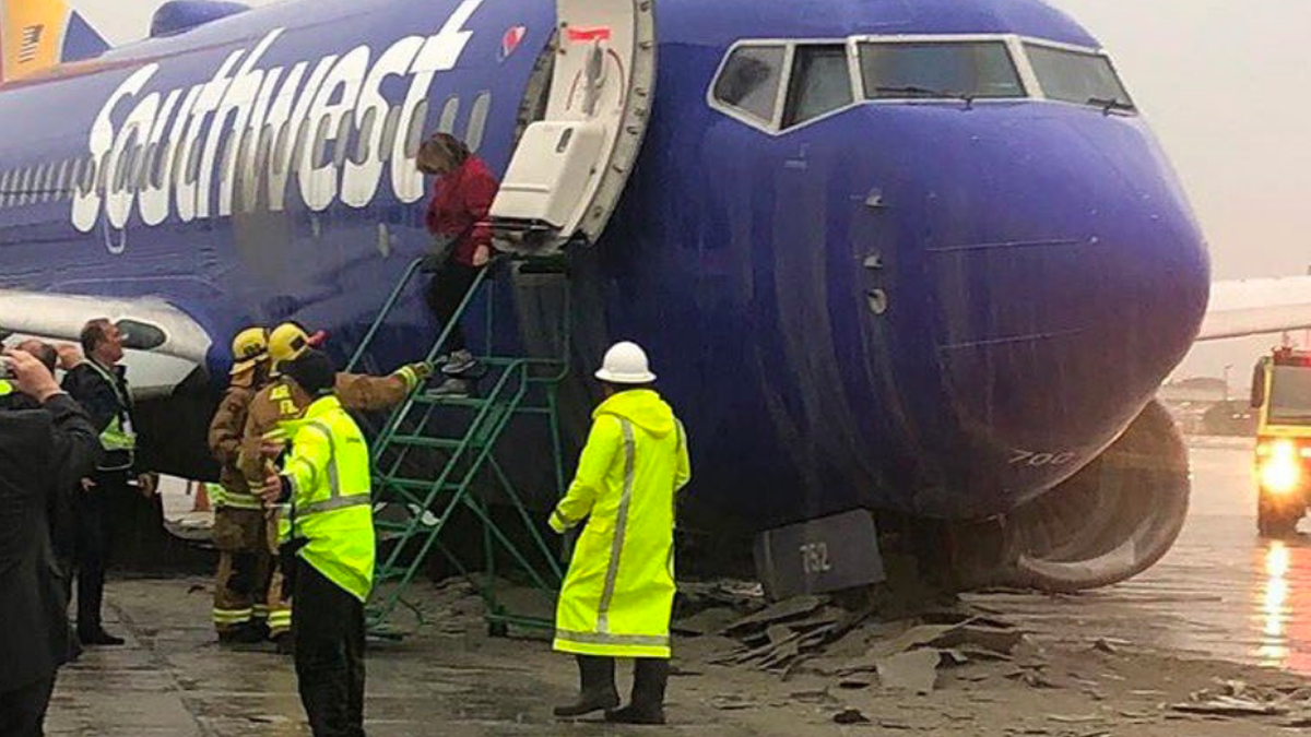 Se despista avión de Southwest durante aterrizaje en Los Angeles - southwest-2