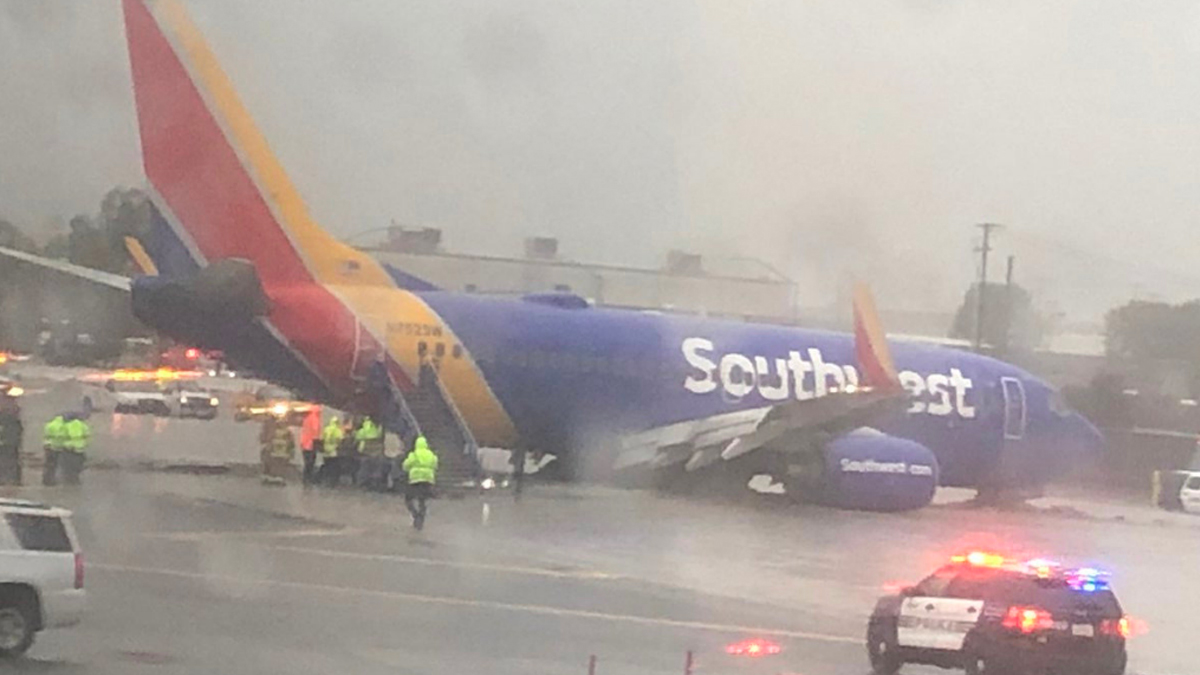 Se despista avión de Southwest durante aterrizaje en Los Angeles