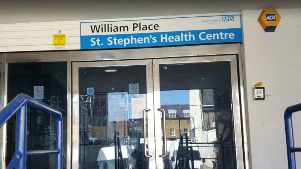 Sujeto ataca con machete a tres personas en hospital de Londres