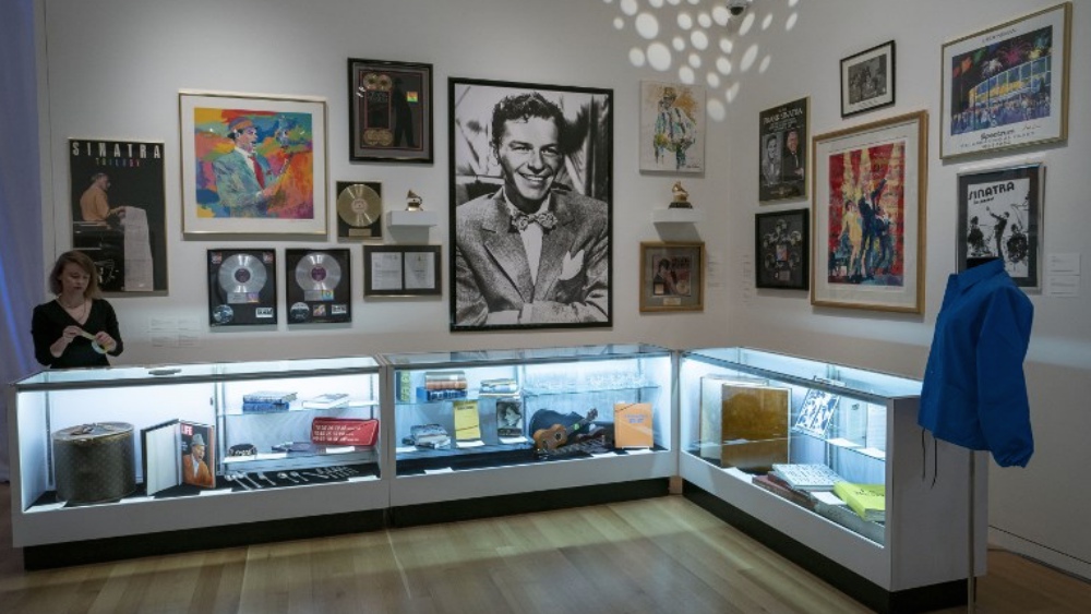 Subasta de recuerdos y joyas de Frank Sinatra deja 9.2 mdd