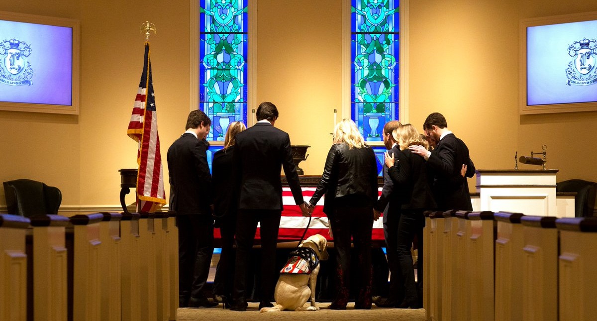 Perro “completa misión” de cuidar a George H. W. Bush