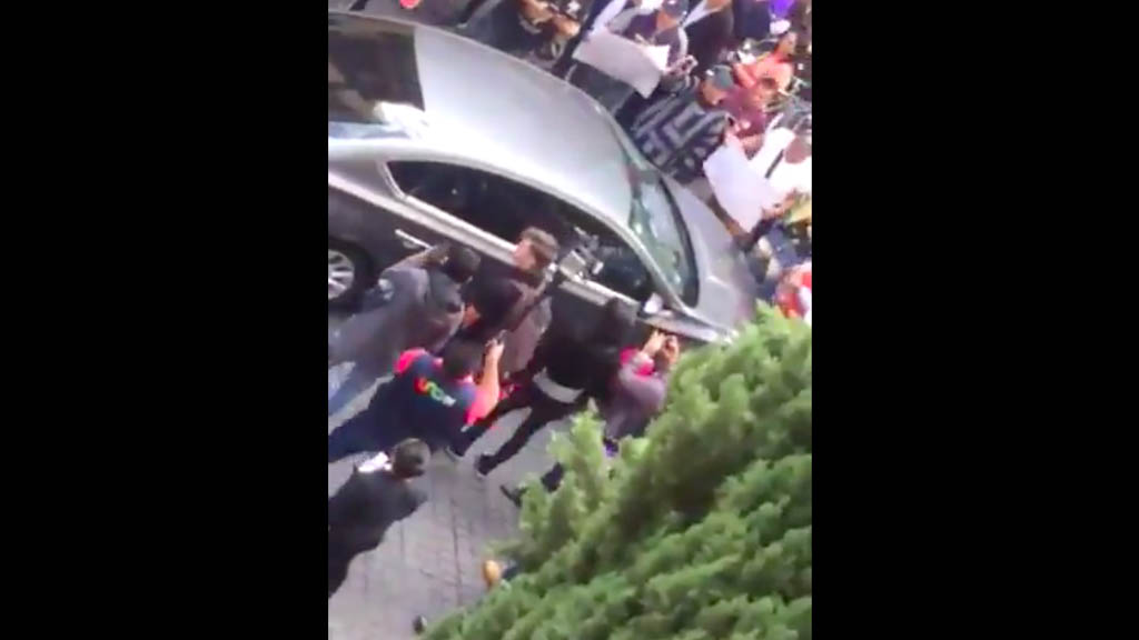 #Video Agreden a vehículos al salir de la Suprema Corte