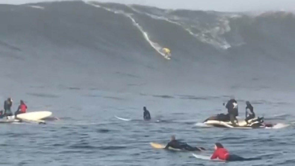 #Video Surfistas desafían enormes olas pese a advertencia de peligro