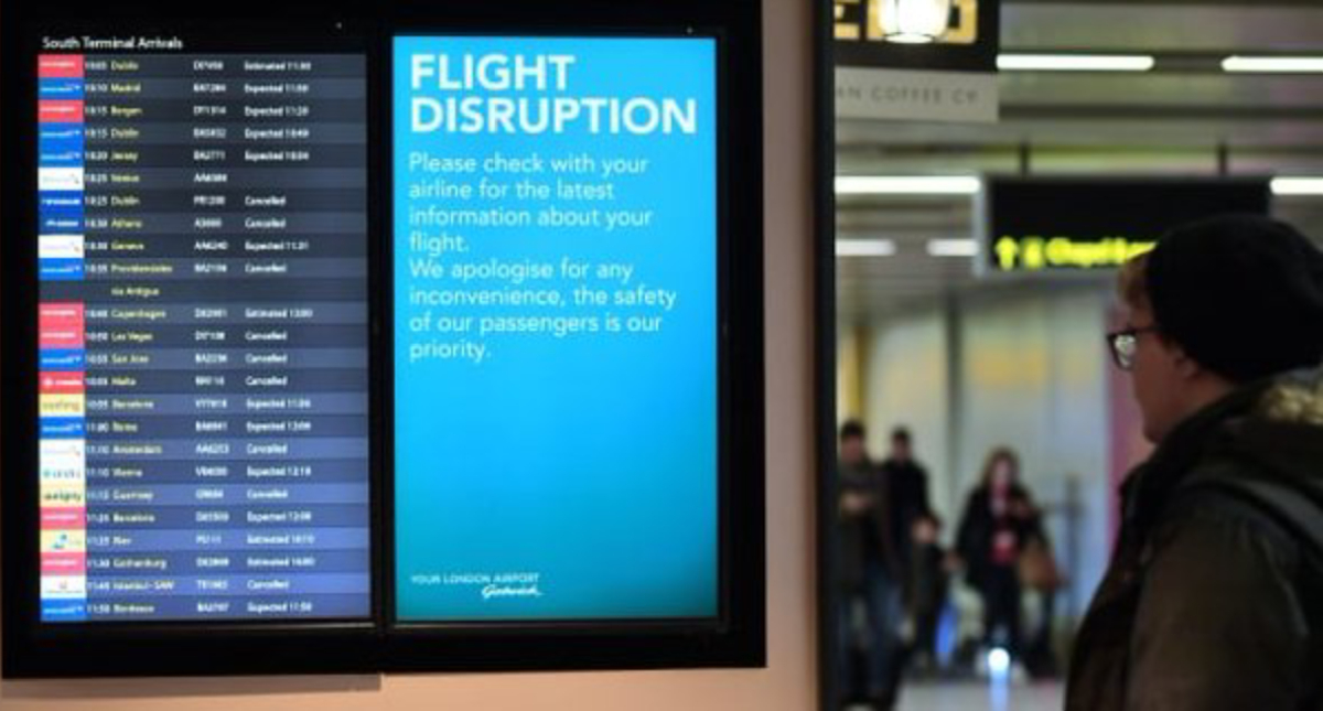 Suspensión de vuelos en Reino Unido afecta a 120 mil personas
