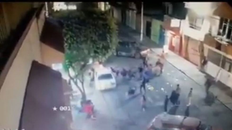 #Video Taxista atropella a cuatro personas durante posada en Morelia