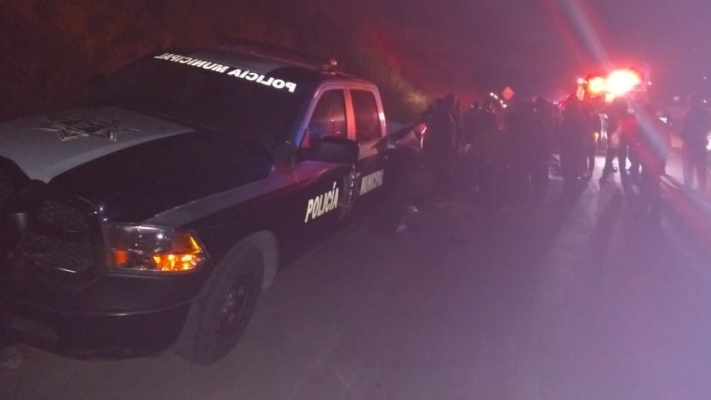 Tráiler embiste a patrulla y arrolla a 15 peregrinos en la México-Querétaro