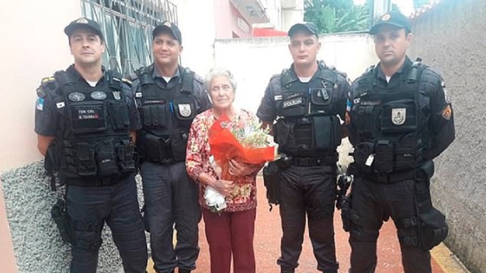 #Video Abaten a ladrón que tomó de rehén a una anciana - tereza-con-los-oficiales-que-salvaron-su-vida