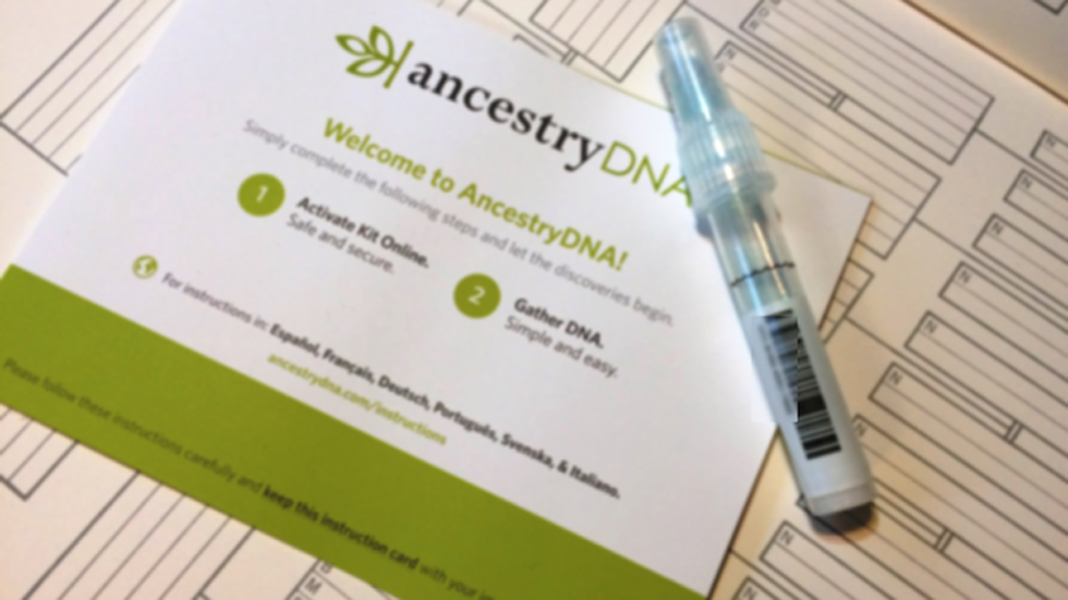 Regalo casi arruina la Navidad de una "familia feliz" - test-rapido-de-adn