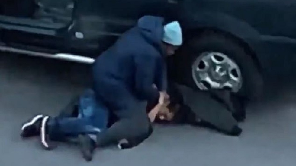 #Video Mamá somete a joven que intentó robar su camioneta en el Bronx