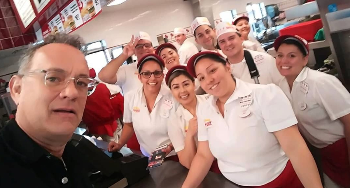 Tom Hanks paga el almuerzo a comensales en restaurante de hamburguesas