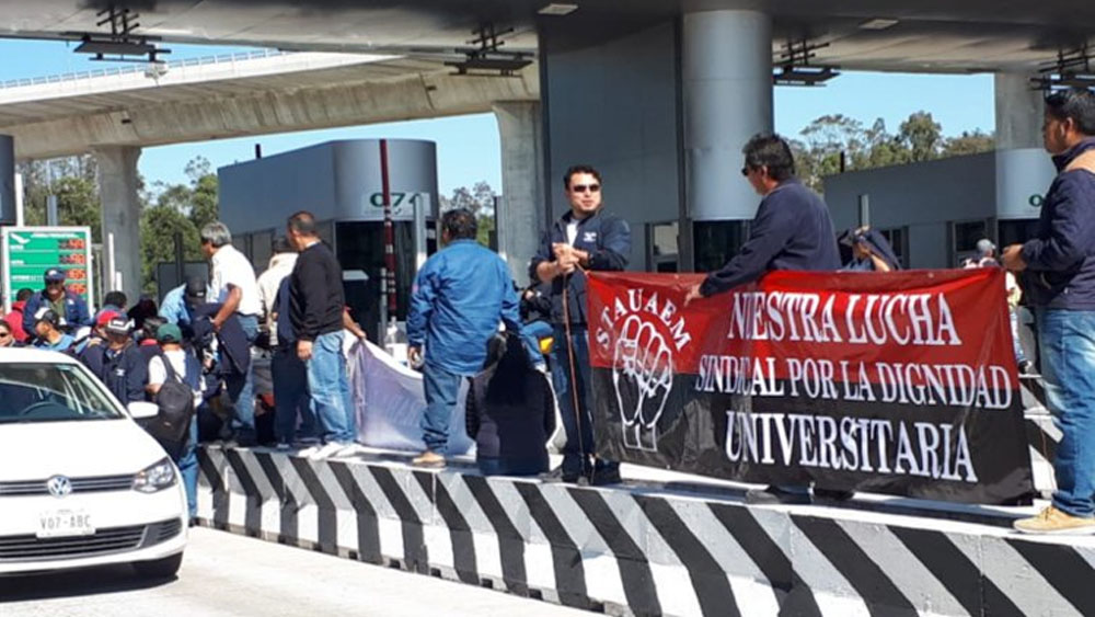 Trabajadores de la UAEM toman caseta de Tlalpan