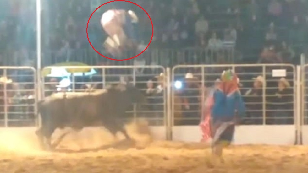 #Video Payaso de rodeo resulta ileso de ataque de toro