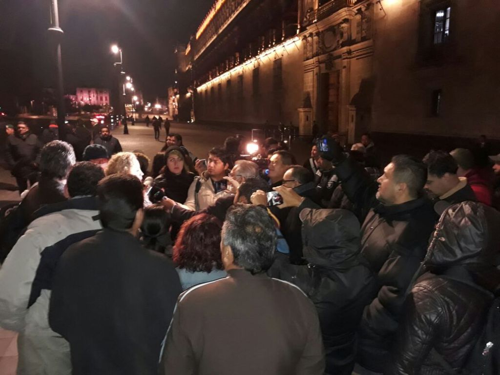 Ex trabajadores del SAT continúan protesta frente a Palacio Nacional - trabajadores-del-sat-protesta-palacio-nacional