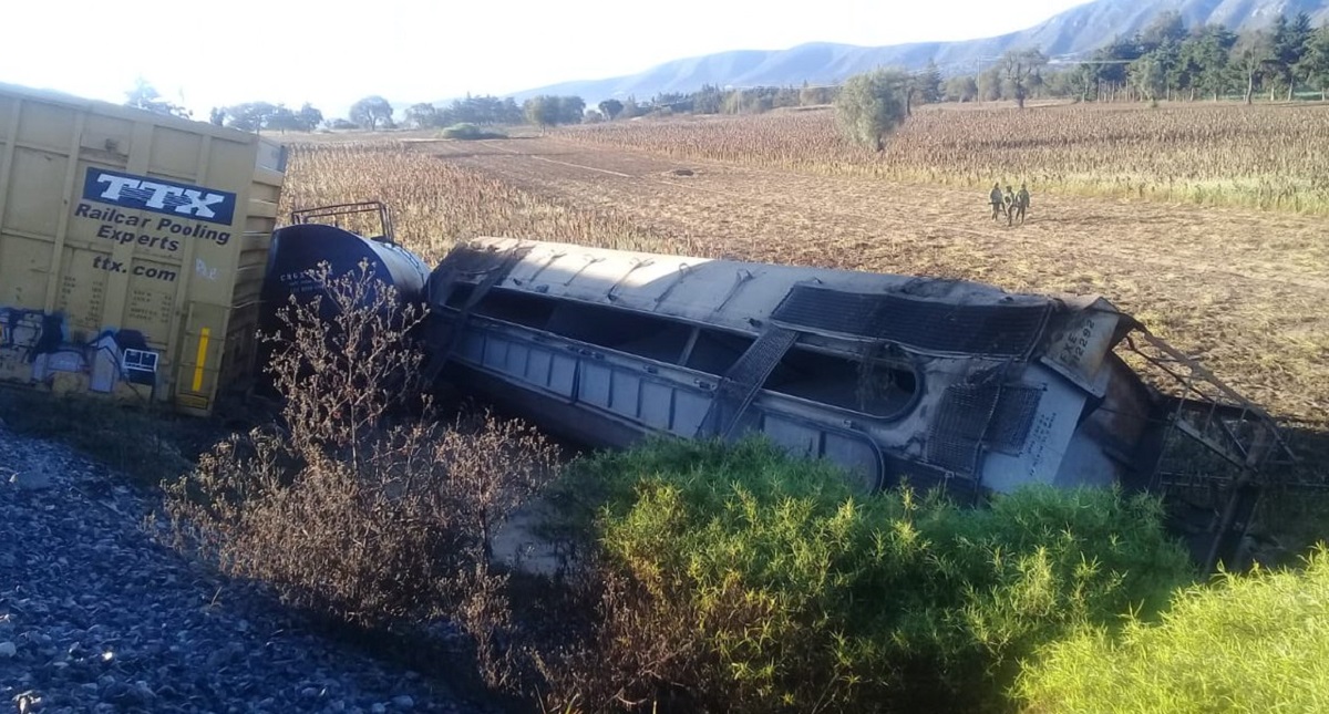Descarrilan tren de carga a propósito en Puebla