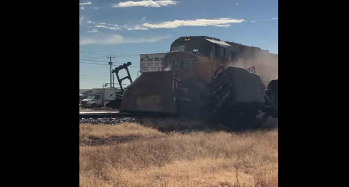 #Video Tren arrastra a camioneta en Texas
