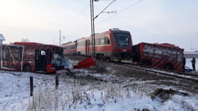 Choque de tren a autobús escolar en Serbia deja 5 muertos y 30 heridos - tren-serbia-2