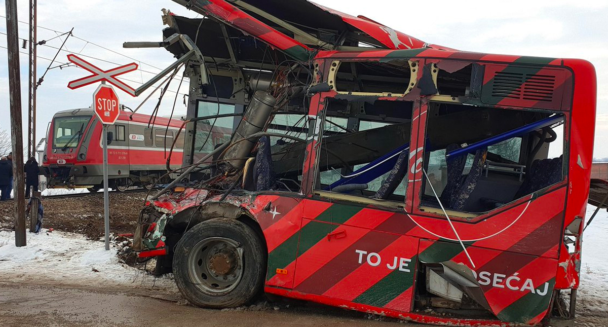 Choque de tren a autobús escolar en Serbia deja 5 muertos y 30 heridos