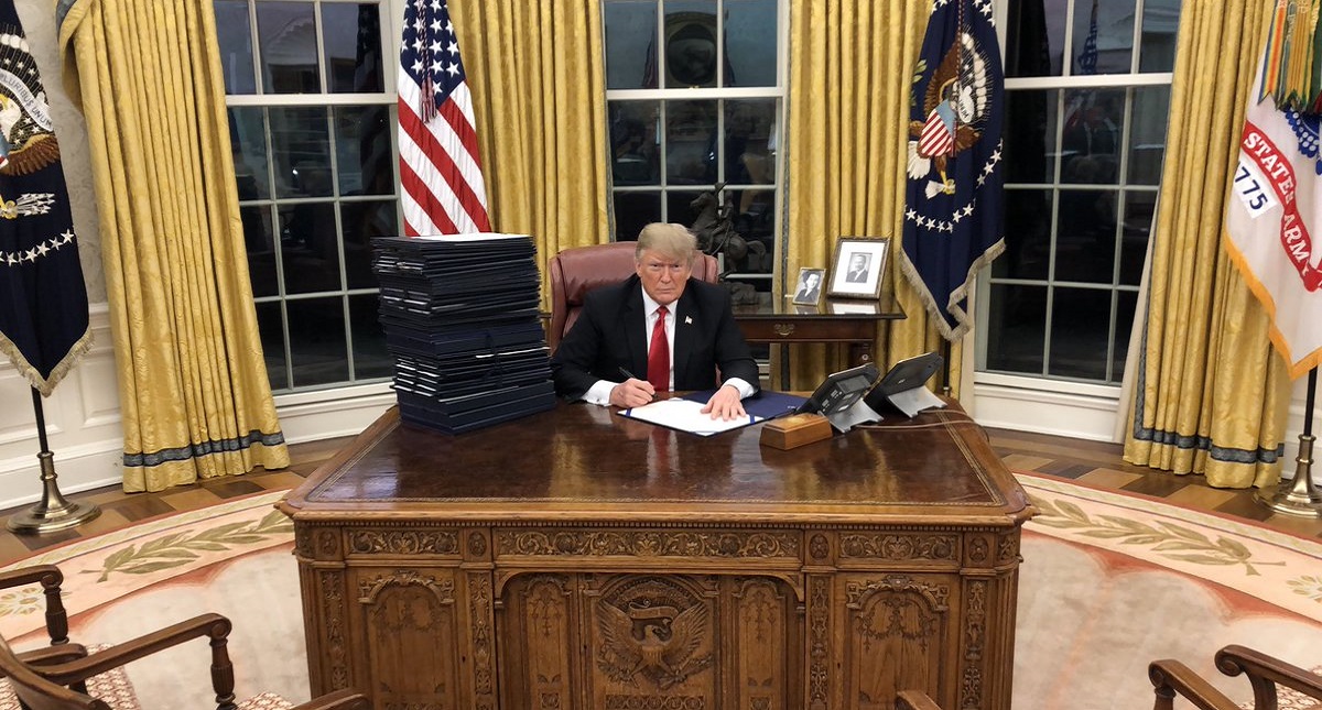 Trump arremete contra demócratas por el muro fronterizo