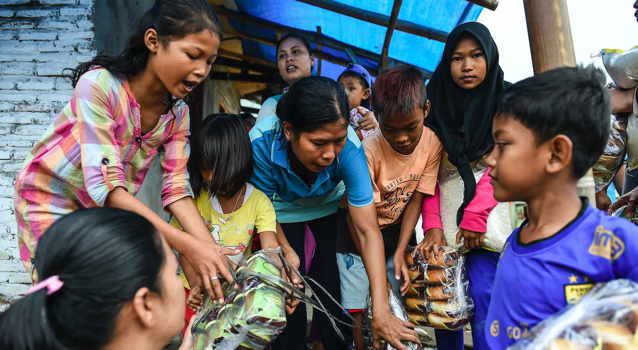 Afectados por tsunami en Indonesia enfrentan falta de medicamentos
