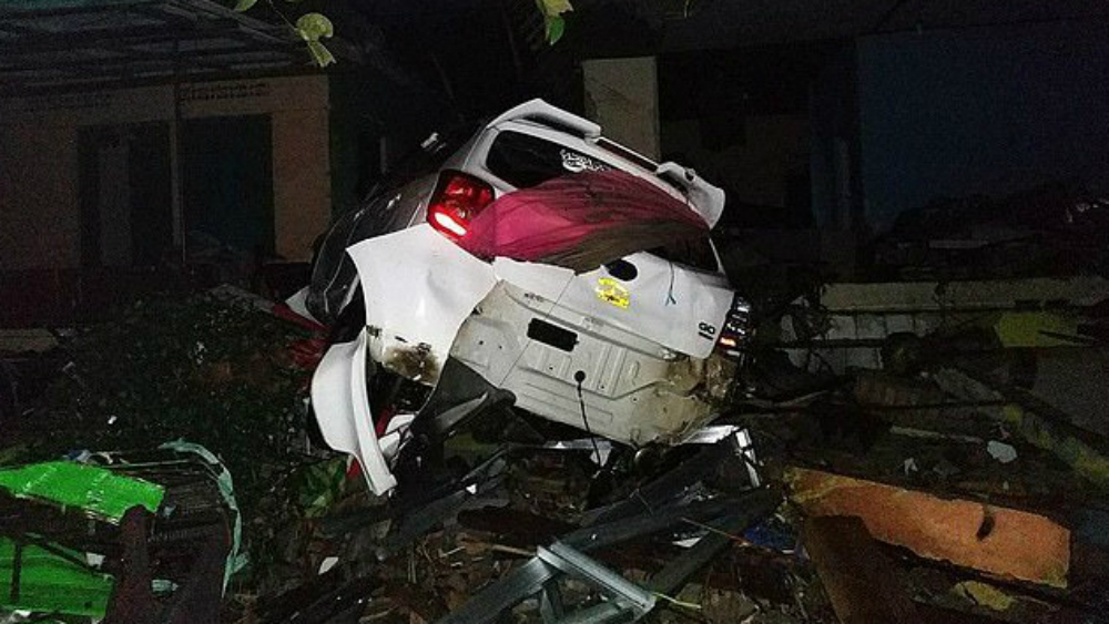 Suman 43 muertos y 584 heridos por tsunami en Indonesia