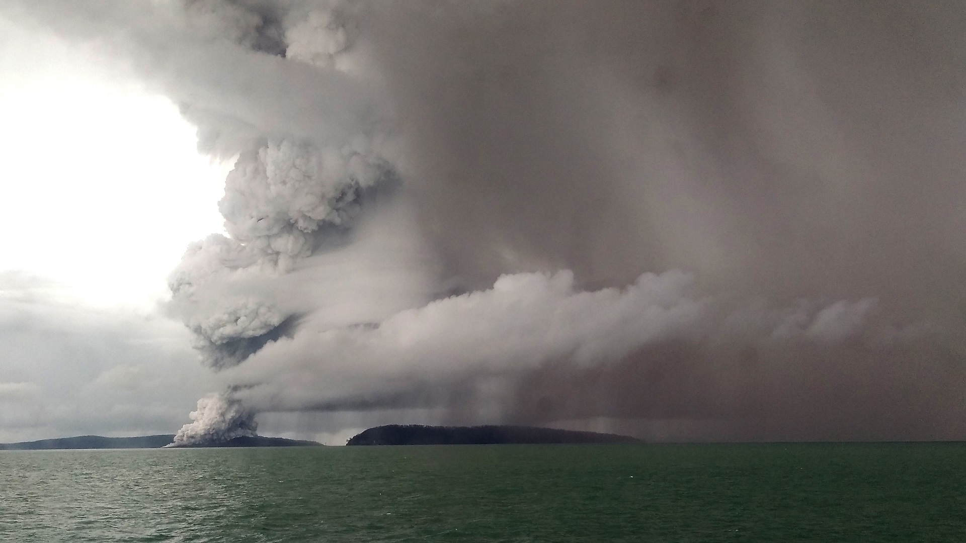 Nuevo balance aumenta a 426 los muertos por tsunami en Indonesia - tsunami-indonesia-dic-18