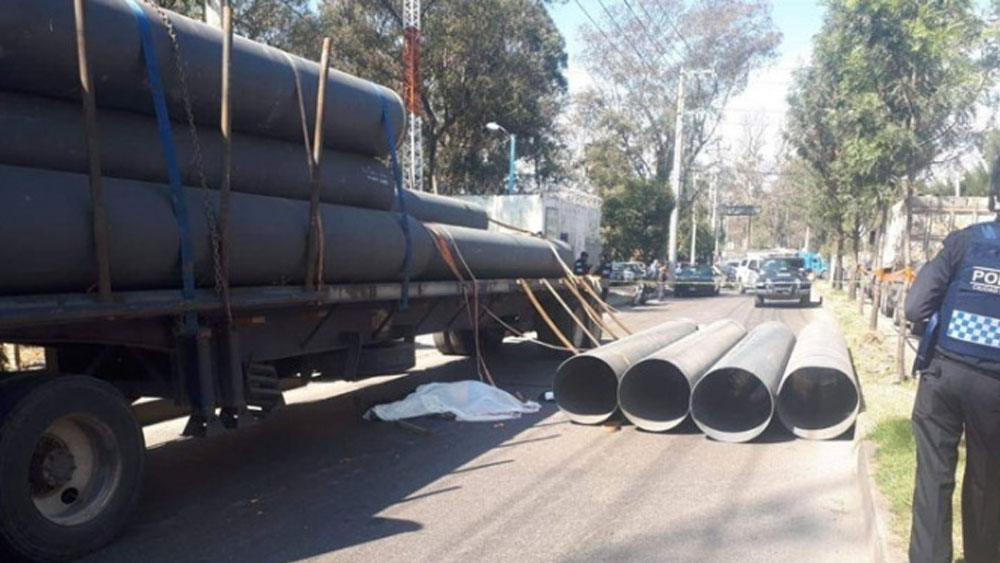 Hombre muere aplastado por tubos de metal en Canal de Chalco
