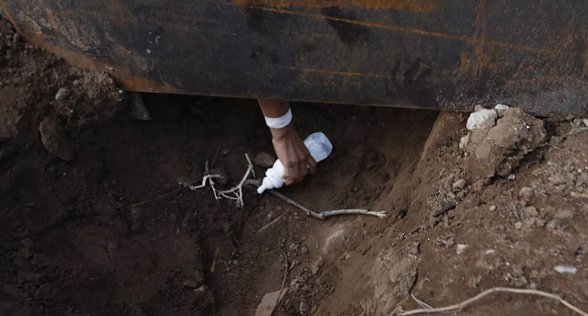Migrante pasa a su bebé por un túnel hacia EE.UU. - tunel-mamila