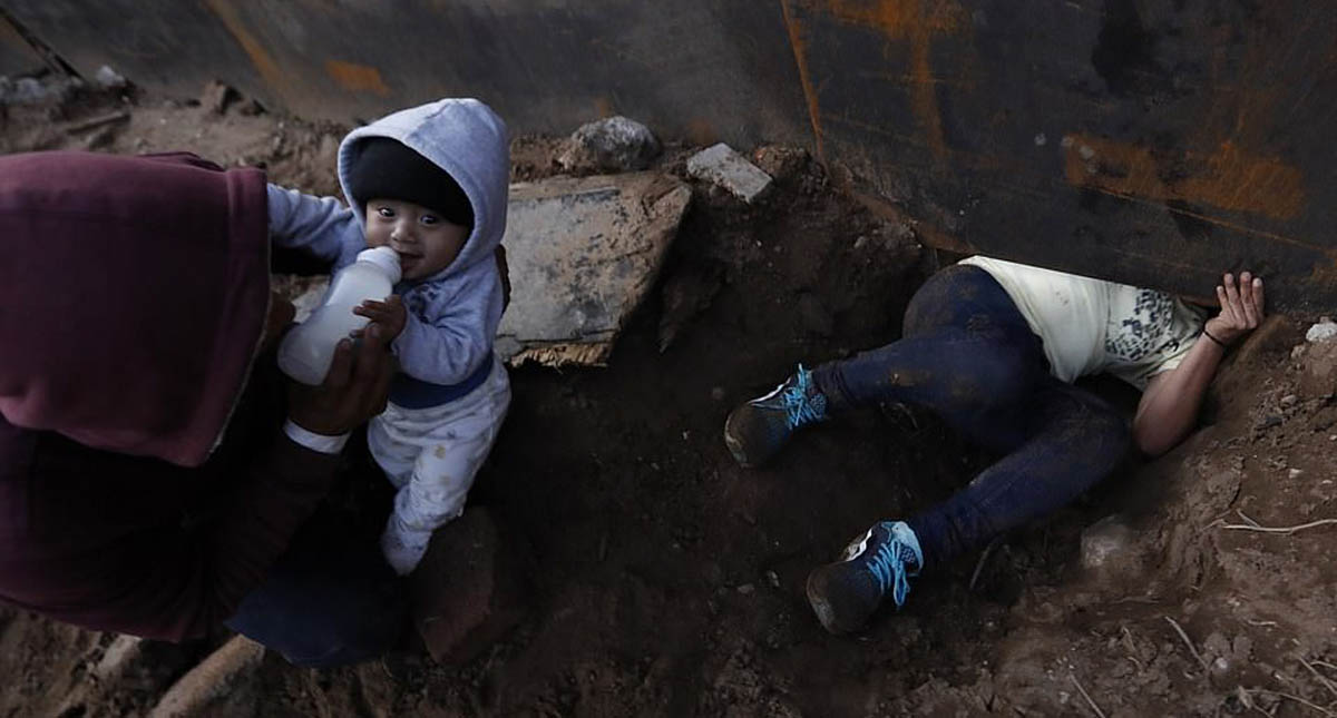 Migrante pasa a su bebé por un túnel hacia EE.UU. - tunel