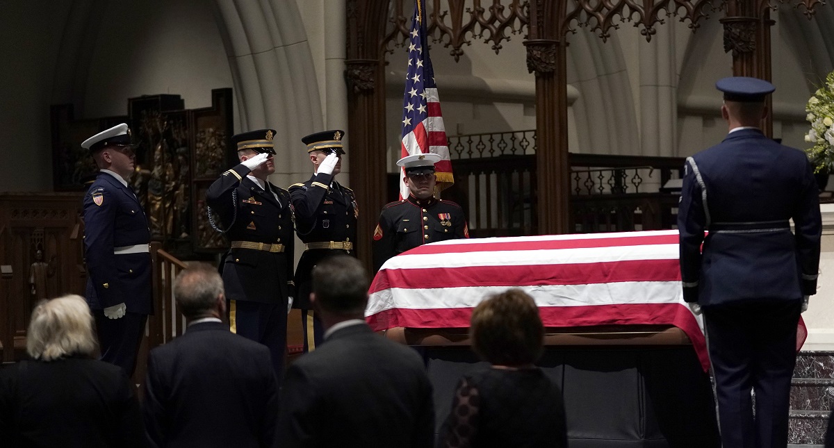 Largas filas para dar último adiós a George H. W. Bush