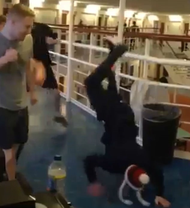 #Video Festejo navideño de reclusos indigna en Inglaterra - un-reo-con-un-gorro-de-santa-claus-animo-la-fiesta-con-sus-pasos-de-baile