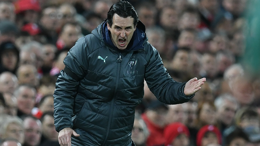 Multan a Unai Emery por patear botella a grada