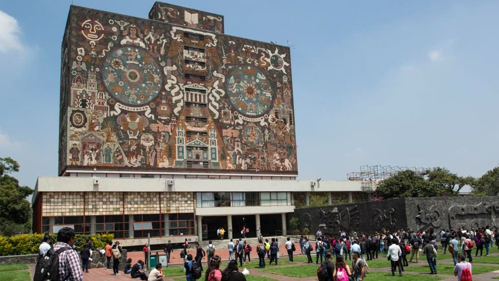 Jóvenes realizan examen de admisión para la UNAM