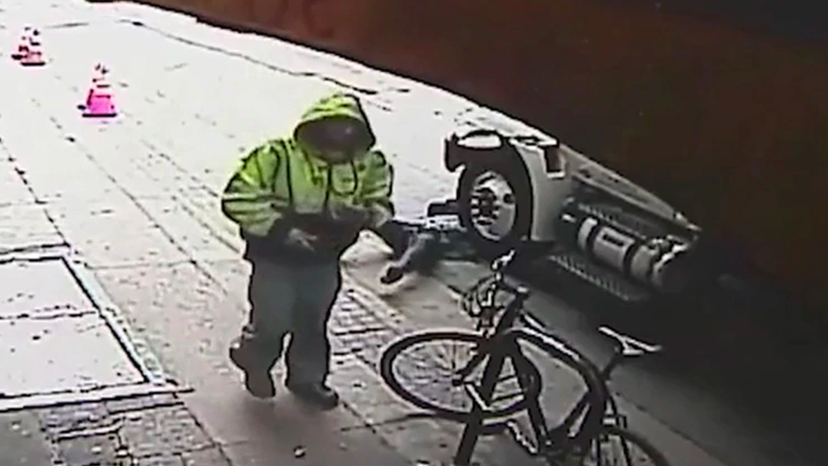 #Video Indigente empuja a peatón para que lo atropelle un tráiler