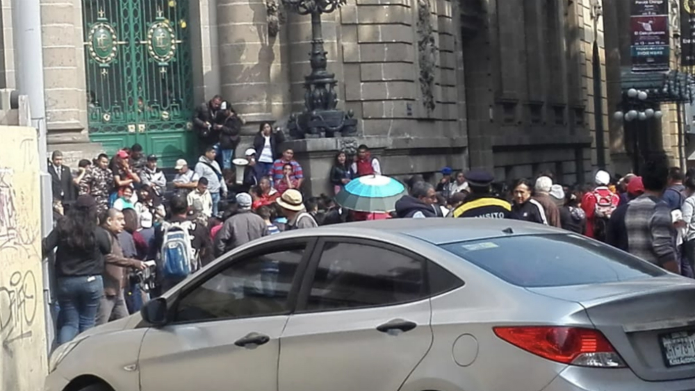 Vagoneros protestan afuera del Congreso de la Ciudad de México