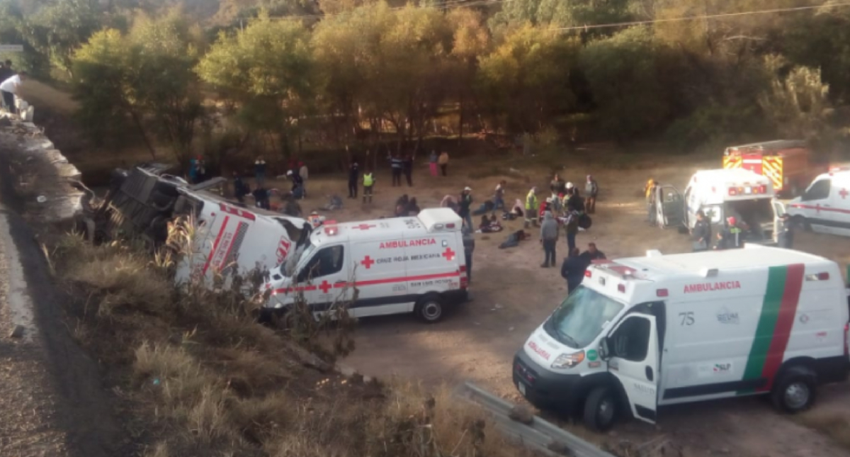 Volcadura de autobús en San Luis Potosí deja siete muertos