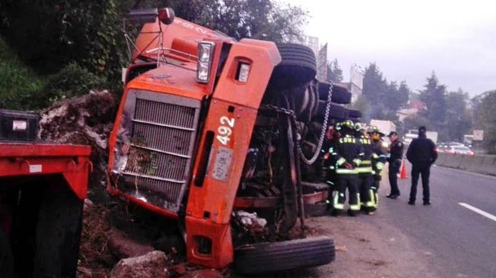 Accidente en la México-Toluca provoca cinco kilómetros de tránsito - volcadura-de-trailer