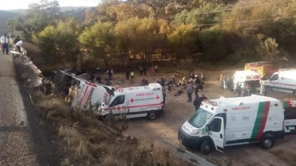 Suman ocho muertos por volcadura de autobús en SLP - volcadura-en-slp-ocho-muertos