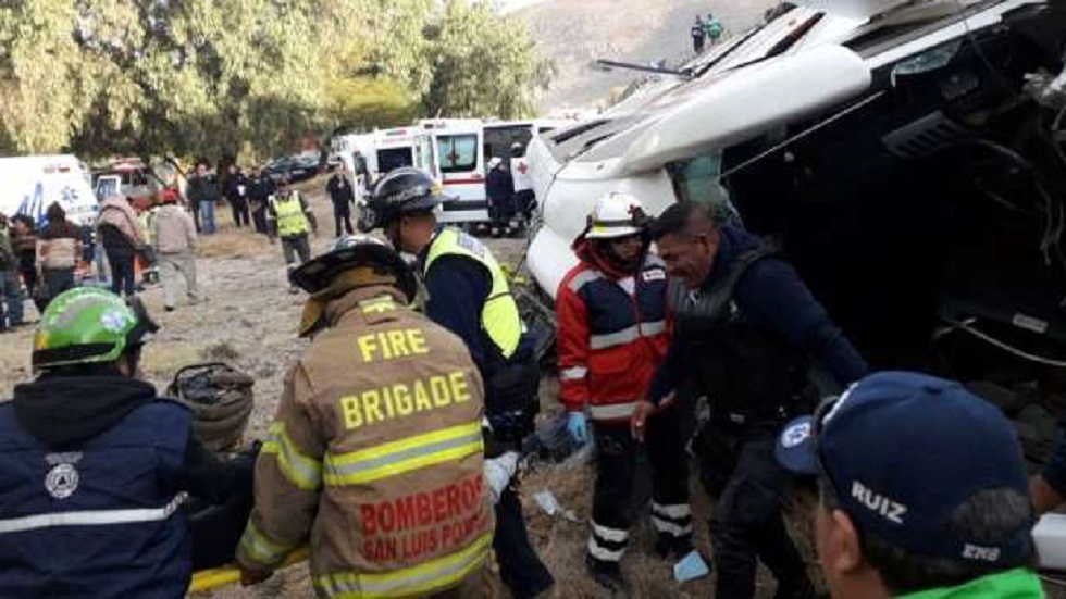 Suman ocho muertos por volcadura de autobús en SLP
