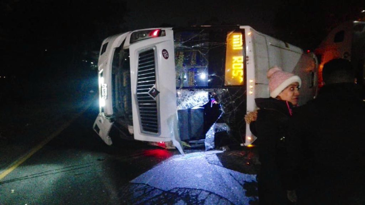 Volcadura de autobús en la México-Querétaro deja seis lesionados