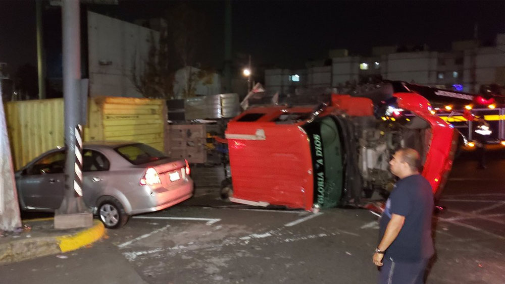 Vuelca tráiler que transportaba vinos en Circuito Interior