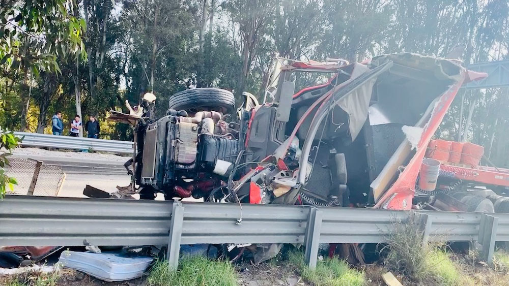 Volcadura de tráiler deja al menos dos heridos en la México-Querétaro