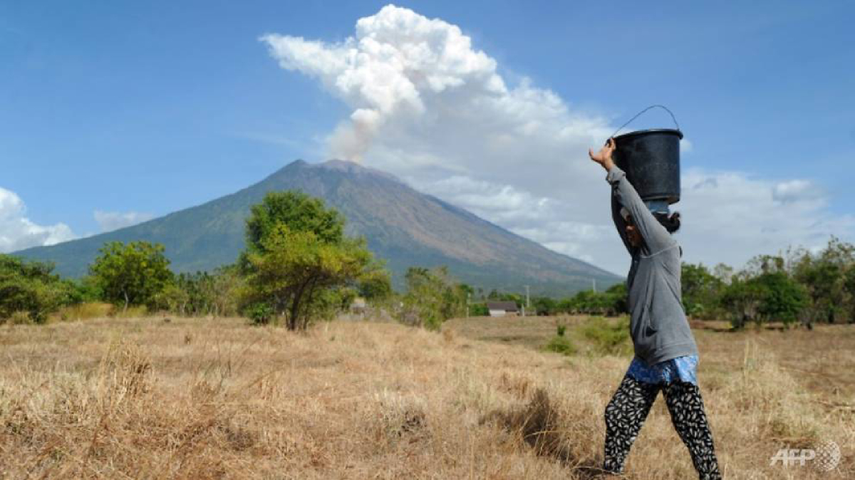Entra en erupción el volcán Agung en Indonesia