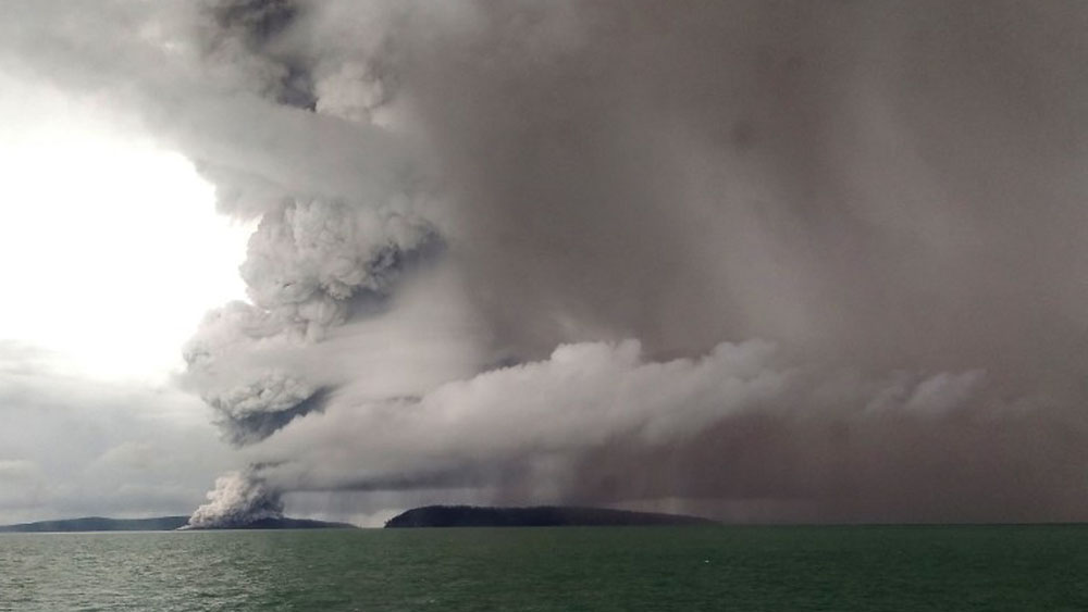 Aumentan nivel de alerta del volcán causante del tsunami en Indonesia - volcan-indonesia