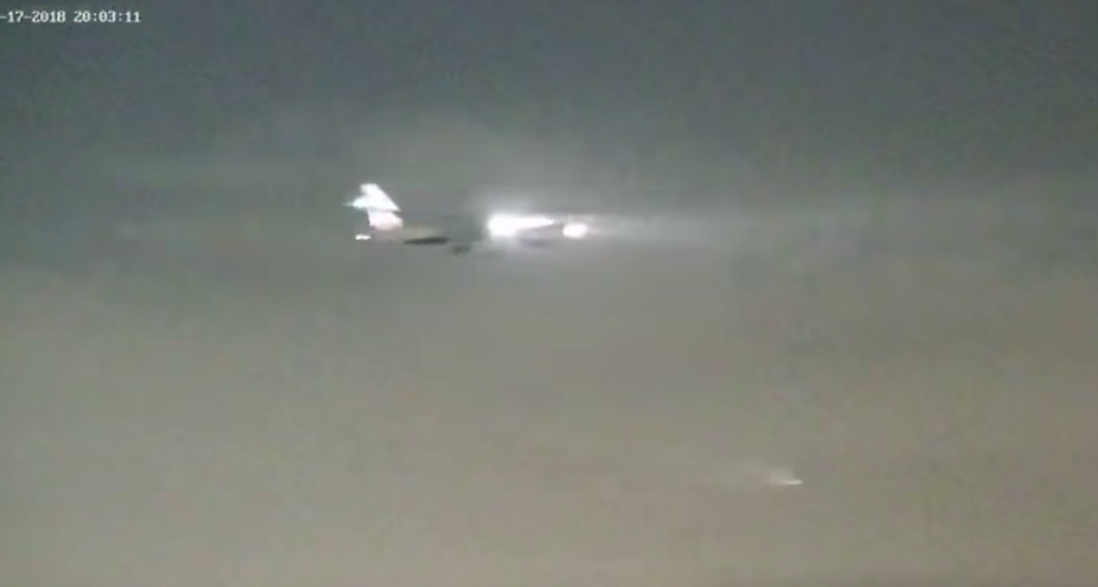 Vuelo regresa a tierra después de que pasajero enloqueciera a bordo