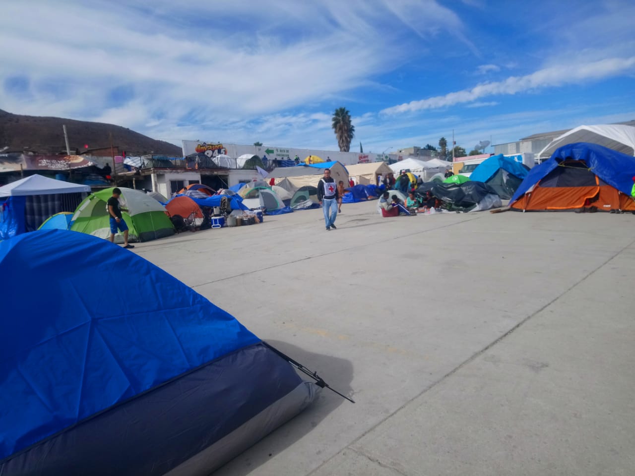 Migrantes buscan ingresar a Estados Unidos por Tecate