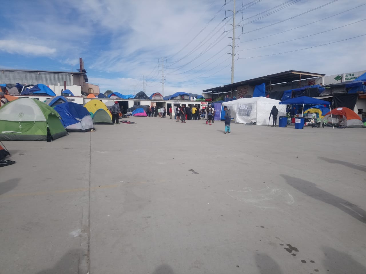 Migrantes buscan ingresar a Estados Unidos por Tecate - whatsapp-image-2018-12-04-at-151646-3