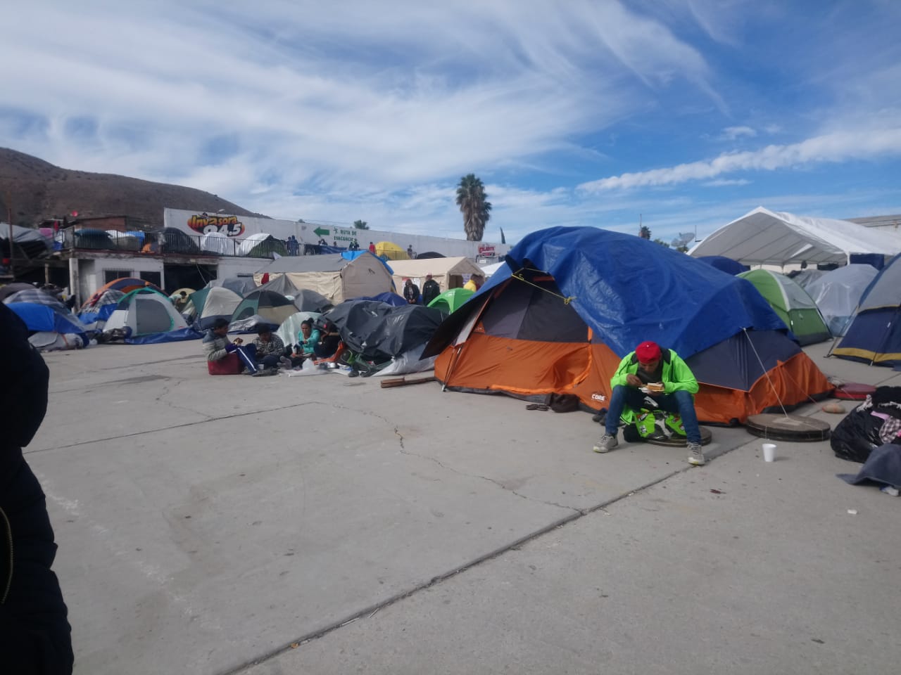 Migrantes buscan ingresar a Estados Unidos por Tecate - whatsapp-image-2018-12-04-at-151646-4